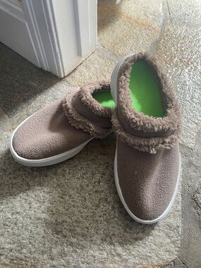 Cozy Slip-On Oofos Shoes in Brown with Green Insole Women’s Size 9